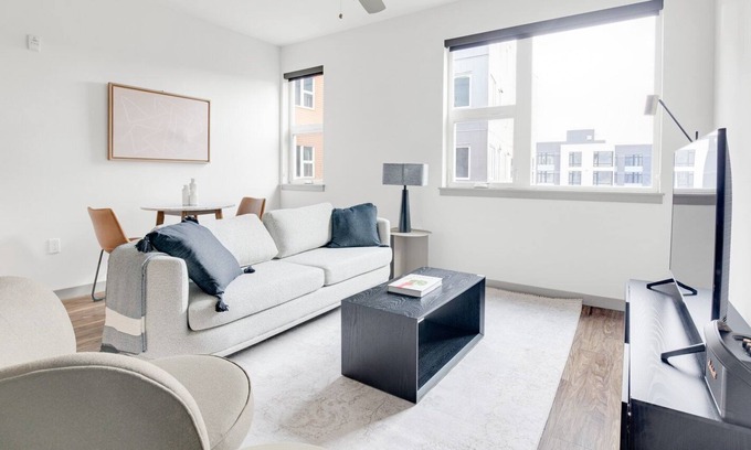 Old Ballard Apartamento | Luxe Ballard 1BR w/ Gym, BBQ & A+ Views, blocks to dining, by Blueground