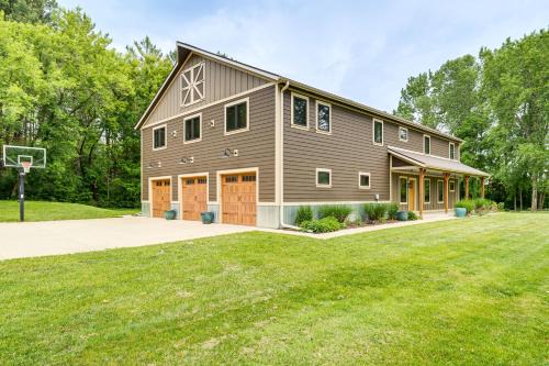 Avalon Casa | Luxe Barndominium Retreat Near Blue Spring Lake!