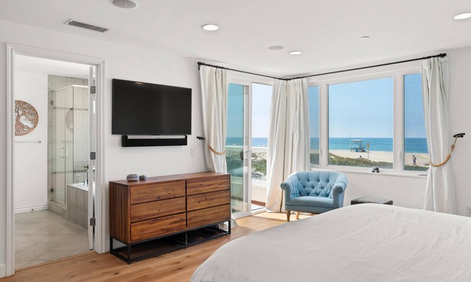 Playa Del Rey Condominio | Luxe Beachfront Beauty with easy access to Sofi and LAX
