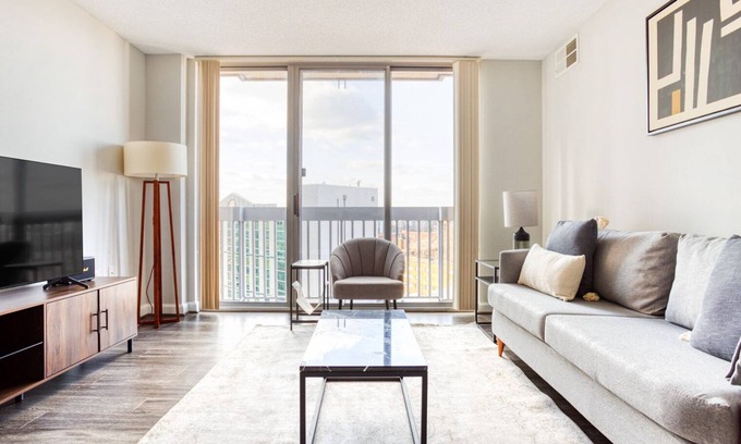 Woodmont Triangle Apartamento | Luxe Bethesda 1BR w/ Gym, Pool & Concierge, near Metro, by Blueground