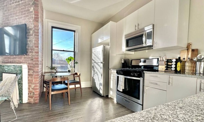 Bloomfield Apartamento | Luxe Bloomfield Apt | Free Parking | UPMC/Pitt/CMU