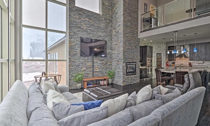 Brian Head Apartamento | Luxe Brian Head Escape with Hot Tub and Mtn Views