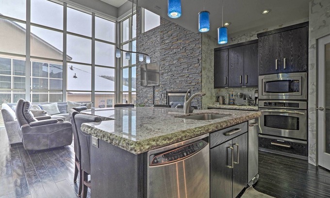 Brian Head Apartamento | Luxe Brian Head Escape w/ Hot Tub & Mtn Views