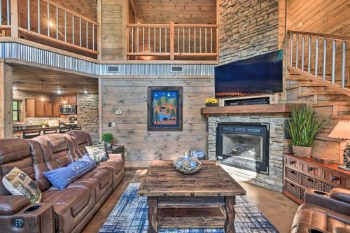 Broken Bow Casa | Luxe Broken Bow Cabin with Tesla Charging Station