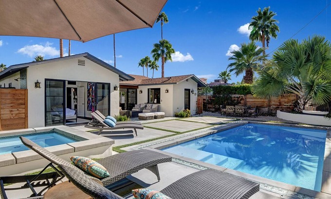 Warm Sands Casa | Elegante bungalow de 2 dormitorios a poca distancia del centro de Palm Springs