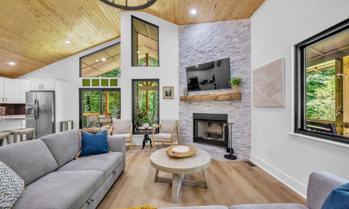 Kingston Springs Casa | Luxe Cabin Oasis in the woods-35 min from Nashville