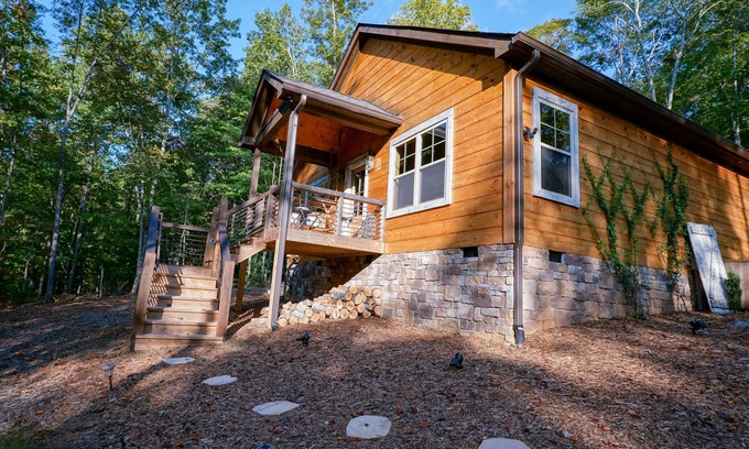 Morganton Cabina | Luxe Cabin Retreat HotTub 20 min Blue Ridge Vineyards Games Firepit Pets