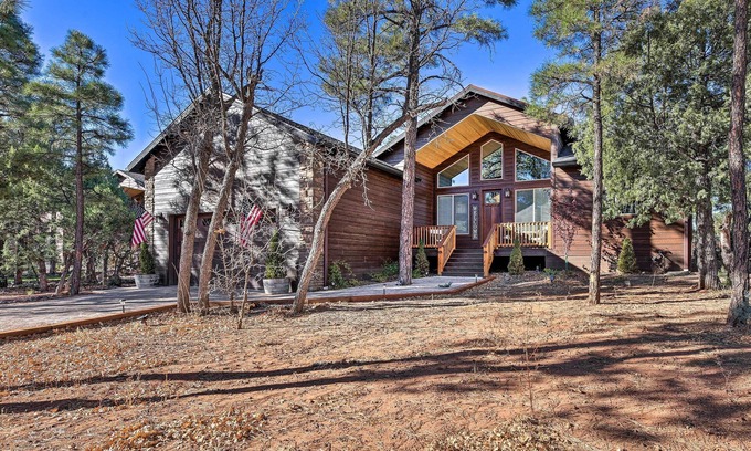 Show Low Cabina | Luxe Cabin w/ Deck & Fenced Yard in Lakeside!