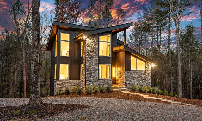 Raccoon Ridge Chalet De Esquí | LUXE Chalet! Hottub, Sauna, Arcade, 8 Beds-3 Kings, Creek, 10min Downtown & Lake