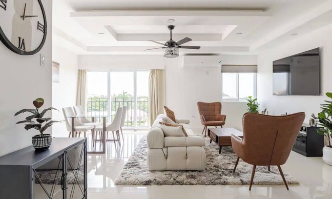 Barbican Apartamento | Luxe City Oasis 2bdrm apt in Kingston w/ AC, WiFi, Gym and Rooftop Pool