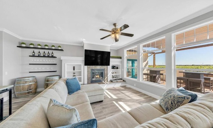 Clarksburg Apartamento | Luxe & Comfy Vineyard Estate ~ Breathtaking Views!