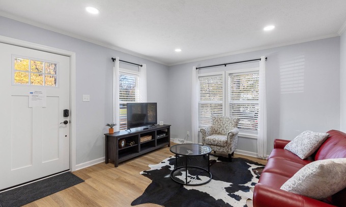Ettrick Casa | Luxe Cottage - South Chesterfield Stylishly renovated, w/ large master suite