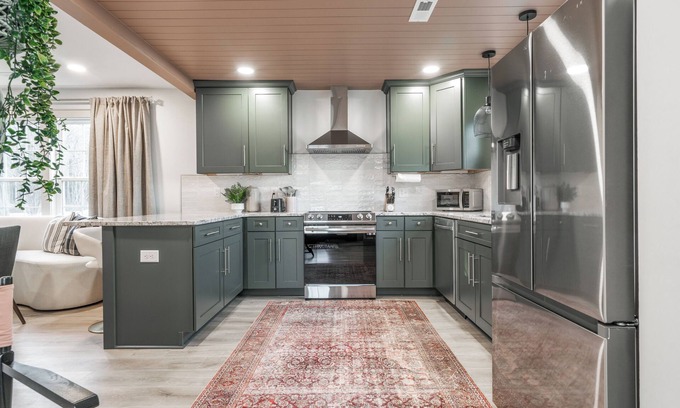 Southmont Casa | Luxe Cottage w/ hot tub + firepit + library near lake. Pet friendly!