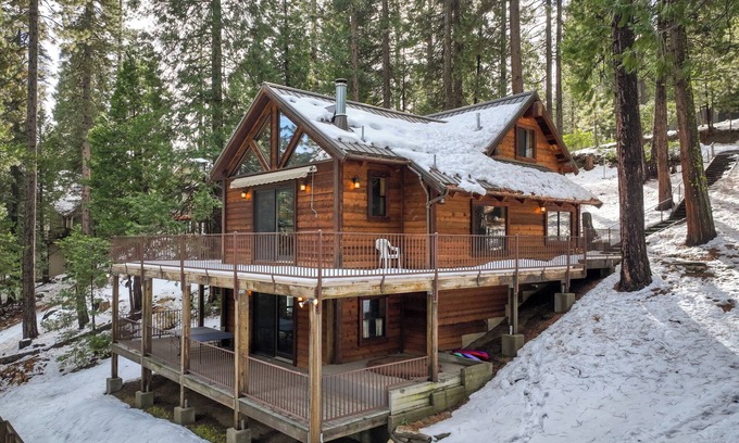 Cold Springs Cabina | Luxe Cozy 3 BDR Cabin w/Jacuzzi near Pinecrest Lake, Dodge Ridge & Cold Springs