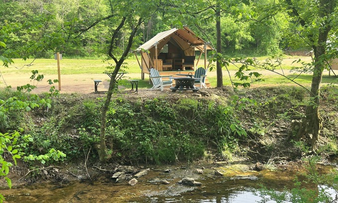 Newport Alquiler De RV | Luxe Creekside Safari Tent|Firepit|HVAC|Spa Bath
