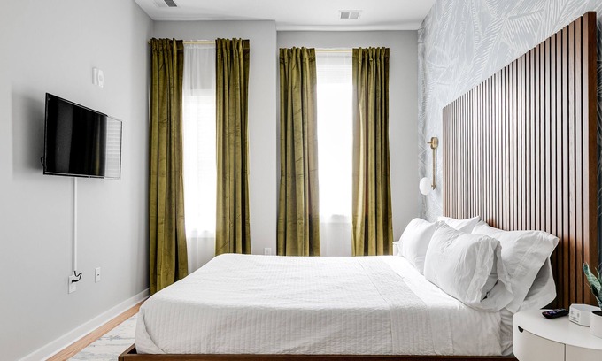 Church Hill Apartamento | Luxe Decor & Private Balcony in Grandiose District