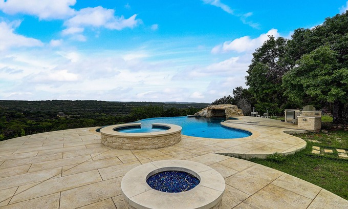 Oatmeal Casa | Luxe designer Hill Country home near Austin with amazing views & infinity pool