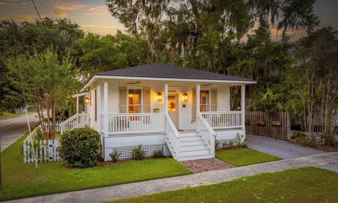 Northwest Quadrant Apartamento | Luxe Designer Home Steps from Beaufort Waterfront