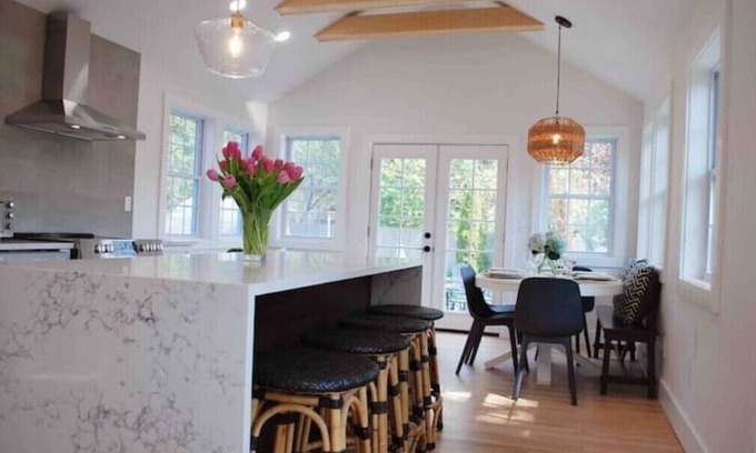 Devon Casa | Luxe, designer renovation; walk to Tyde wedding venue, shops & beach!