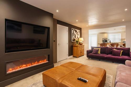 Newlyn Casa | Luxe Detached 3 Bed Luxe House on Exclusive Private Estate Close to Coast Free Hot Tub Sleeps 6 Private Parking for 2 Cars