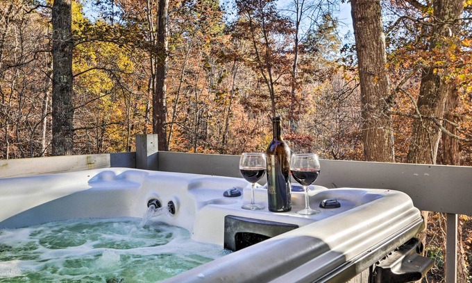 Logan Cabaña | Luxe Dog-friendly Cabin w/ Hot Tub & Game Room