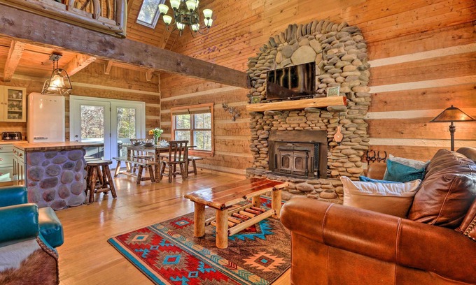 Logan Cabina | Luxe Dog-Friendly Cabin w/ Hot Tub & Game Room