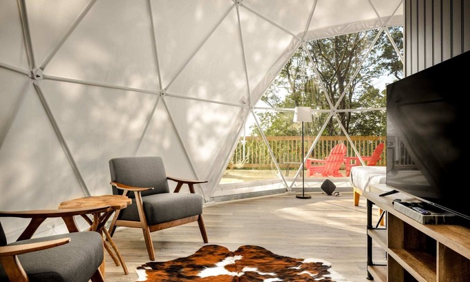Capon Bridge Apartamento | Luxe Dome w/ Hot Tub, Full Bath & Mountain View!