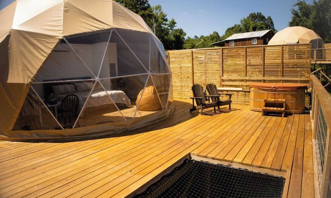 Eureka Springs Apartamento | Luxe Dome with Cedar Hot Tub on deck, only 15 minutes from downtown Eureka Springs and 8 minutes from Beaver Lake.