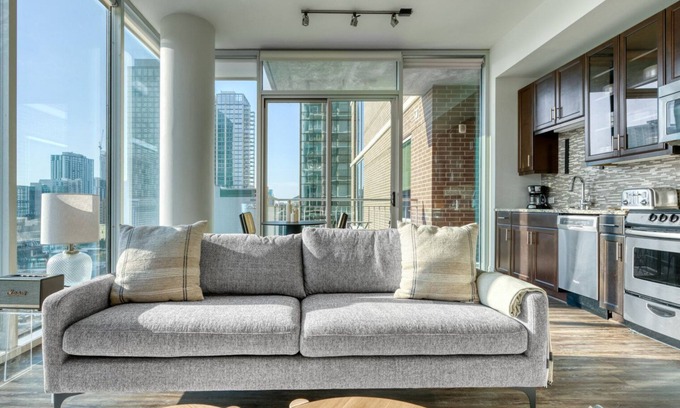 Waller Creek District Apartamento | Luxe Downtown 1BR w/ Gym, Deck & W/D, walk to 6th St bars, by Blueground