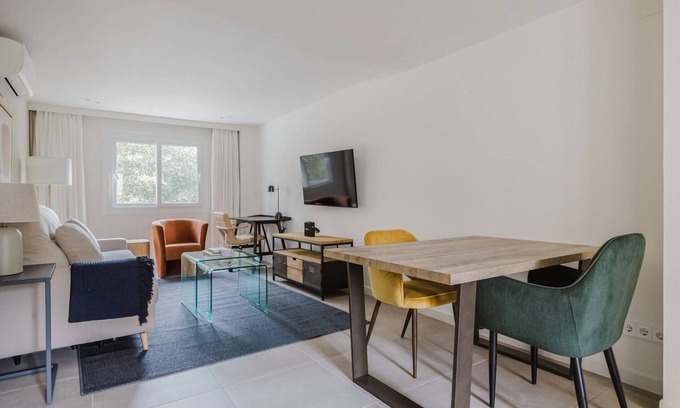 Teatinos Apartamento | Luxe El Consul - El Romeral 1BR, nr Groceries, by Blueground