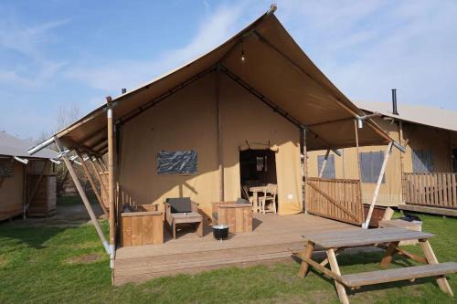 Heusden Gem Asten Otro | Luxe en sfeervolle safaritent met eigen badkamer voor 6 personen Doc