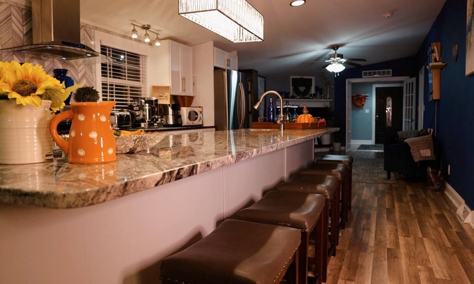 East Stroudsburg Casa | Luxe Entertainers Retreat: Mins to Ski HotTub/Games/Firepit/Sauna & Cinema!