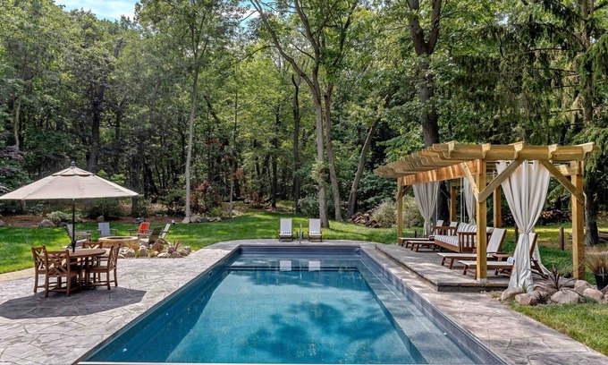 Stevensville Casa | Luxe Family Retreat Heated Pool, Hot Tub, Near Beach Perfect Year Round Space