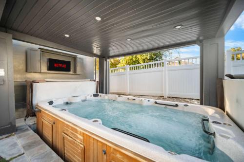 Lindon Casa | Luxe Family Retreat with Private Pickleball a Large Swim Spa indoor Movie Theatre 2 Outdoor Firepits a Home Gym and more