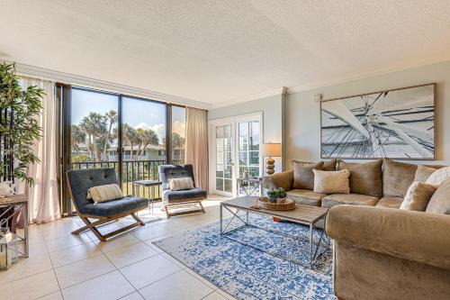 Fort Pierce Apartamento | Luxe Fort Pierce Beach Condo with Golf Views!