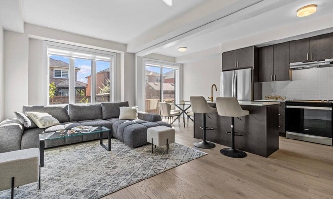 West Oak Trails Casa | Luxe furnished home in Oakville
