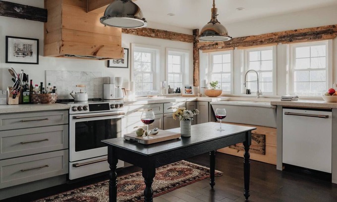 Town of Delaware Casa | Luxe Gabel Farmhouse | Fire Pit & Country Views