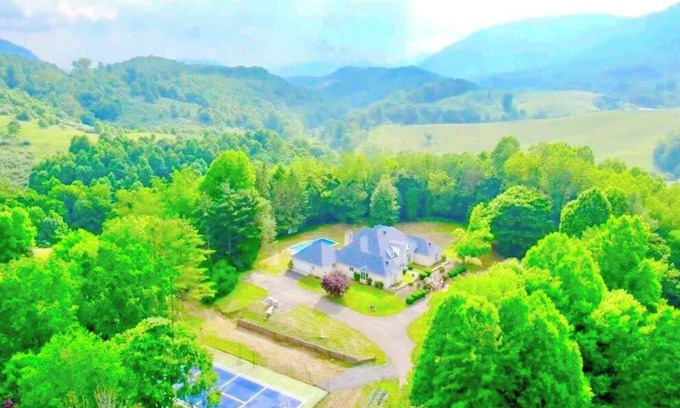 Andover Casa | LUXE: Gated Mansion - Basketball Court, Movie Theater, Acreage