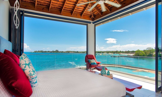 Discovery Bay Casa | Nueva villa de playa privada de lujo ultra moderna de 6 dormitorios.