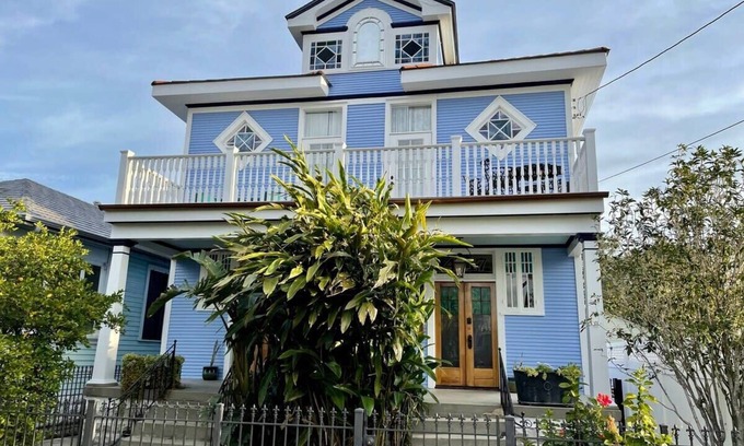 New Orleans Casa | Luxe Historic Mid City | Balcony | Streetcar+Cafe