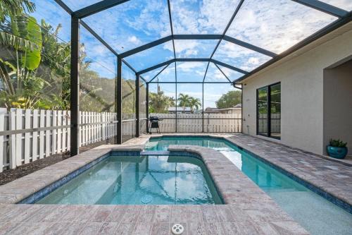 Naples Park Villa | Luxe Home 1mile Vanderbilt Beach, Pool Spa BBQ
