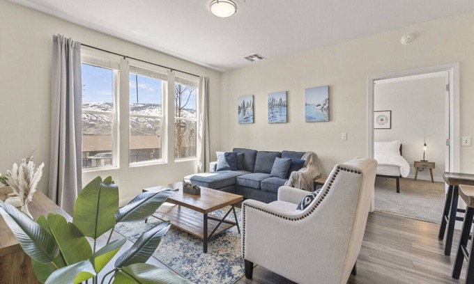 Northwest Reno Apartamento | Luxe Home Ensuite Baths Pool Gym & Mountain Views