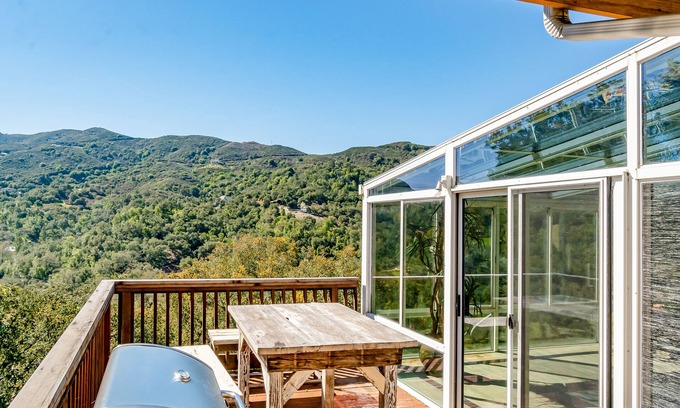 Atascadero Casa | Luxe home w/ amazing views, jetted tub, steam shower, central AC & garage