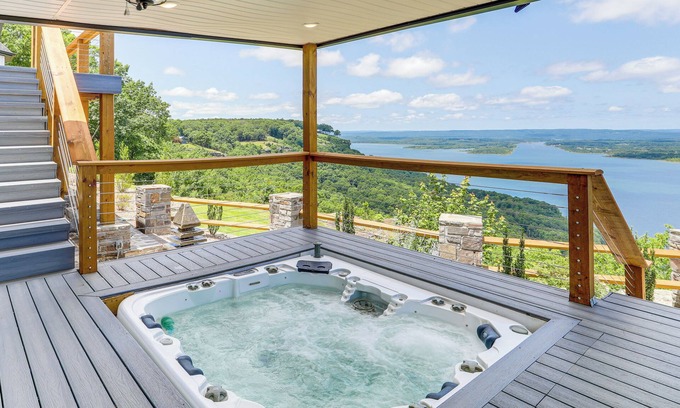 Quitman Casa | Luxe Home w/ Panoramic Greers Ferry Lake Views