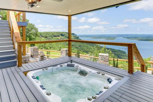 Quitman Casa | Luxe Home with Panoramic Greers Ferry Lake Views