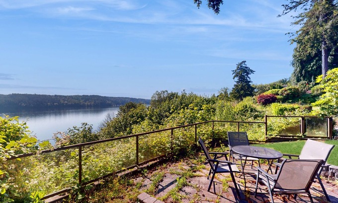Lake Forest Park Casa | Luxe Home with patio & Cascade Mountain & lake views