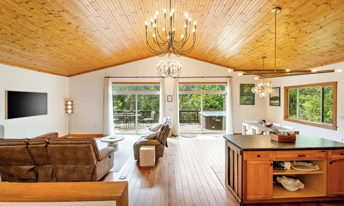Luray Casa | Luxe Hot Tub Game Room 29 Min to Shenandoah National Park River 5 Acres