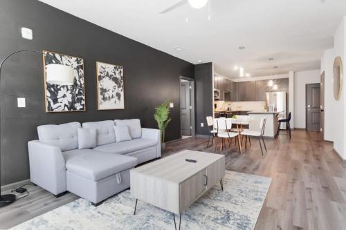 North Raleigh Apartamento | Luxe King 2 Bedroom Suite in North Raleigh