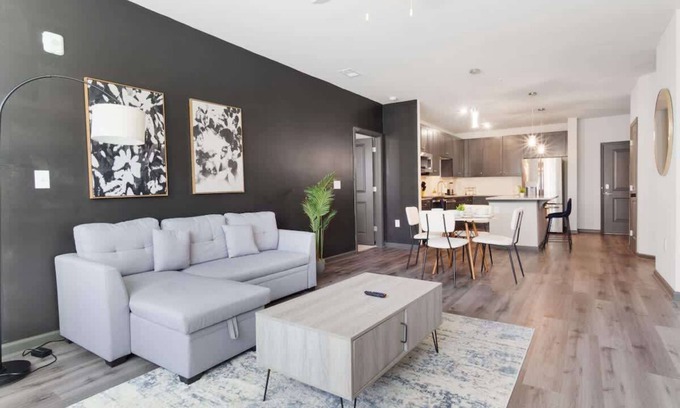 North Raleigh Apartamento | Luxe King 2 Bedroom Suite in North Raleigh!