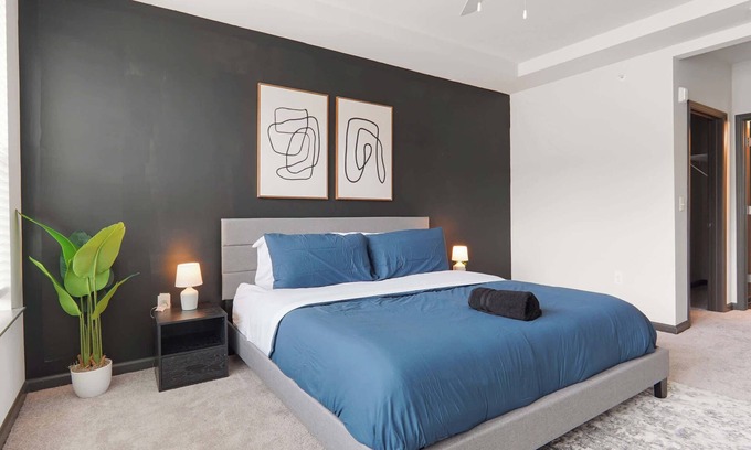 North Raleigh Apartamento | Luxe King 3 Bedroom Suite in North Raleigh!